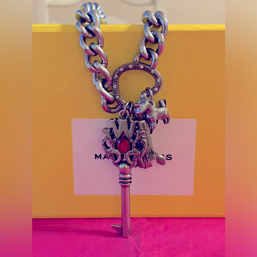 🔑🧙‍♀️🐶 MARC JACOBS X WIZARD OF OZ CHARM SHOULDER STRAP 🐶🧙‍♀️🔑 NWT 🧙‍♀️🔑